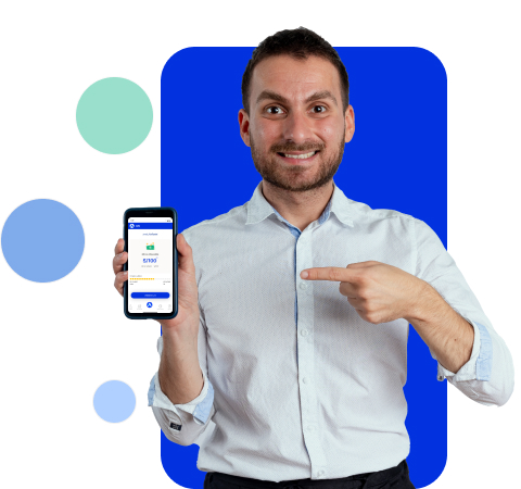 Hombre señalando celular de adelanto de sueldo